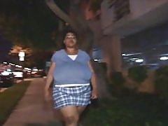 כלבה שחורה ענקית מקבלת זיין ואוכל cumload