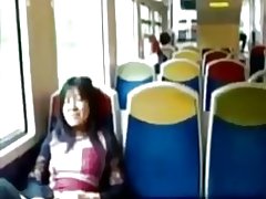 Milf אסיה משפשף את הדגדגן שלה על רכבת.