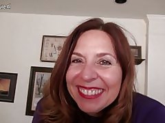 אמא אמריקאית שובבה משחקת עם עצמה